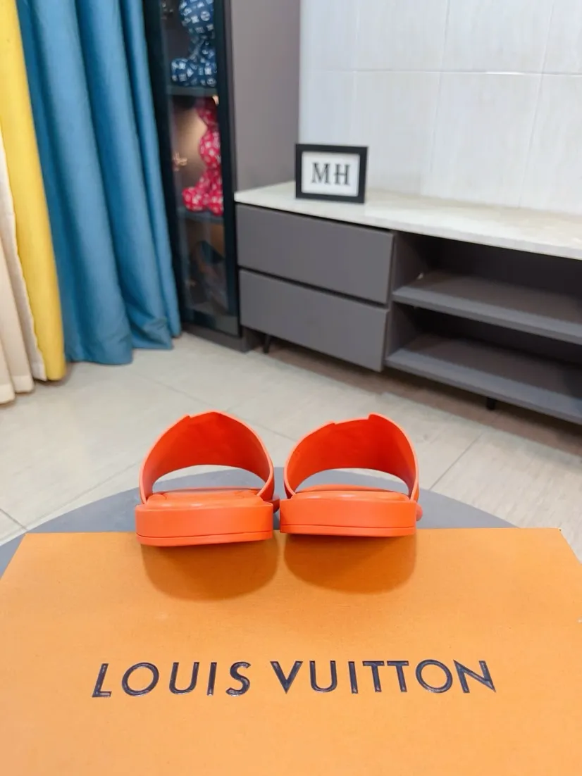 Men's shoes 💰300🌸🌸LV Ordinary men's spring and summer slippers, uppers imported from Italy, cowhide fabric, logo graphics, high-quality craftsmanship, soles: original soles specially provided by the original factory, exclusive movable molded soles super comfortable, original factory single goods, 🔍🔍high quality, you can enter and exit the counter at will, welcome to compare, size 38-45